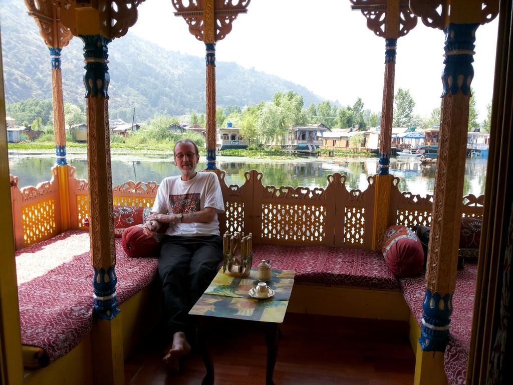Hotel Houseboat Moon Of Kashmir Srīnagar Exterior foto